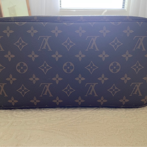 Louis Vuitton Neverfull MM Cerise - Picture 6 of 16